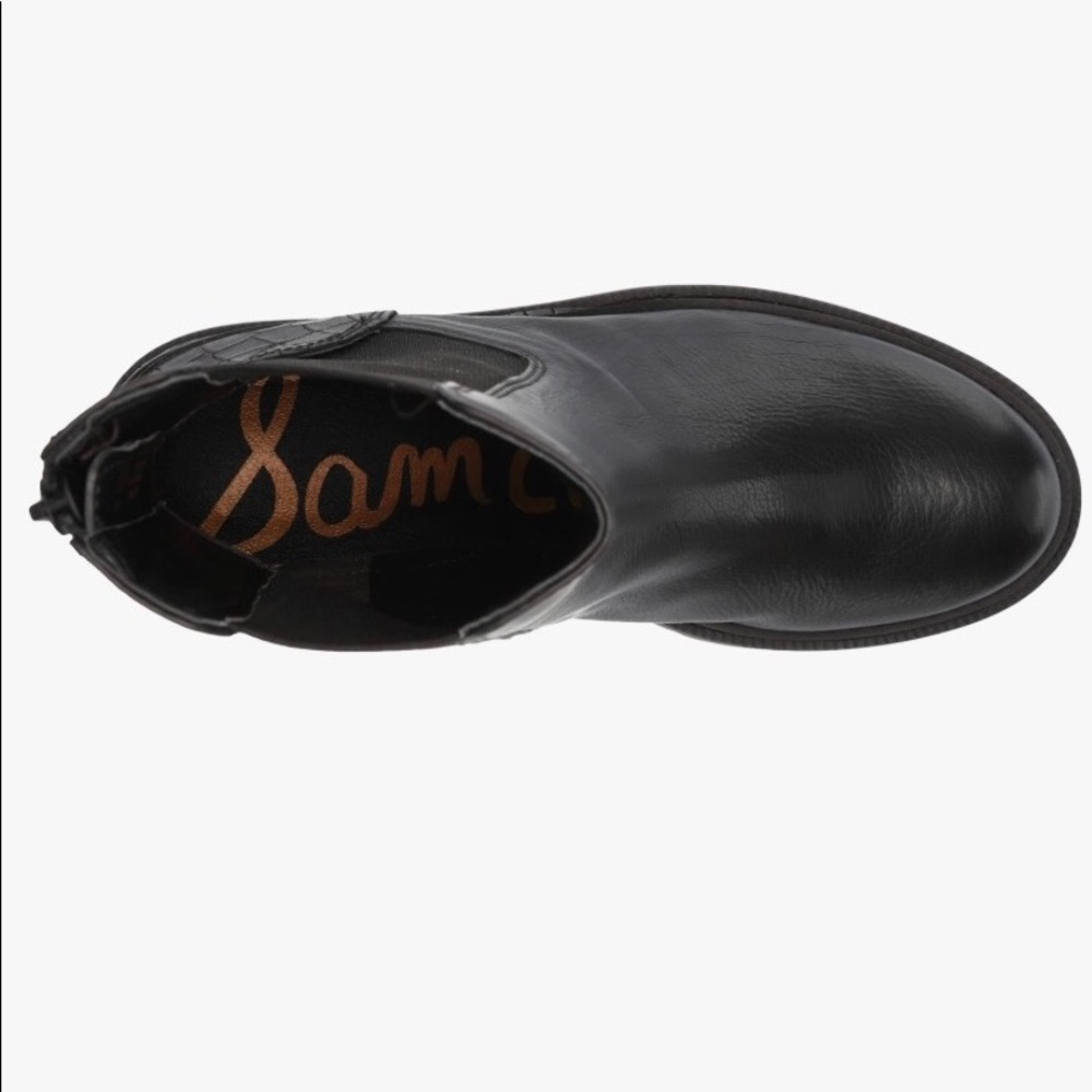 Genial black leather boots.